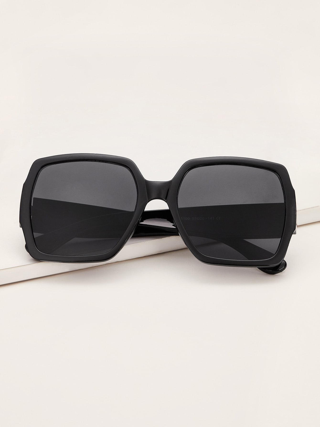 Plain Frame Flat Lens Sunglasses With Case